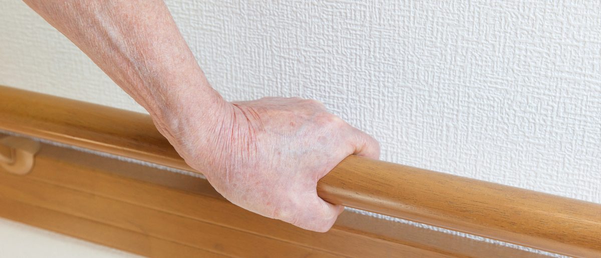 手すりにつかまる手